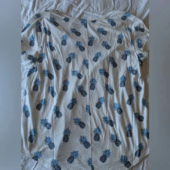 Women’s white tee w/ pineapples Size XL - Picture 3 of 10